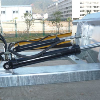 Dali gamiton nga positibo nga pag-lock machanism. Gisiguro sa kadena sa kaluwasan ang hopper sa pagdumala sa awto. Gipugngan sa mga welded seams ang pagtulo. Labing lawom nga mga bukana sa fork. 2 "naporma nga mga ngabil nga labi ka taas