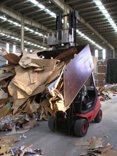 Usa ka Hinged Fork Sa Balde