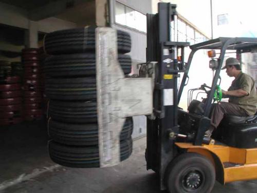 Ang Tyre Clamp Uban sa Forklift